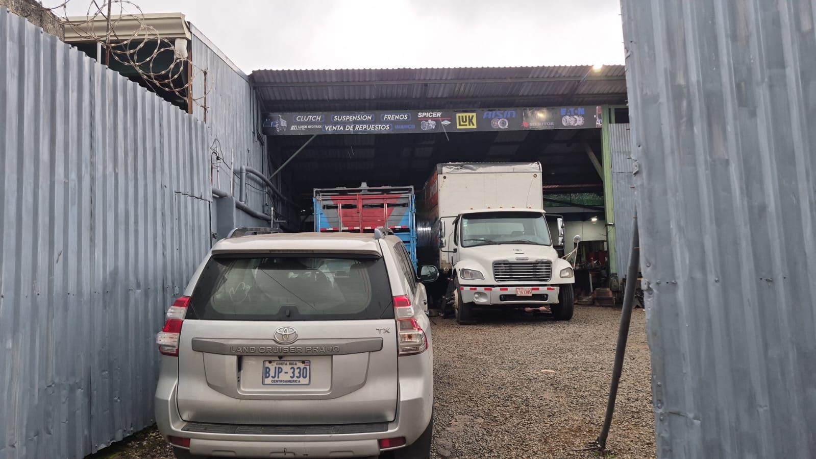 Entrada de ServiClutch con vehículos y camiones